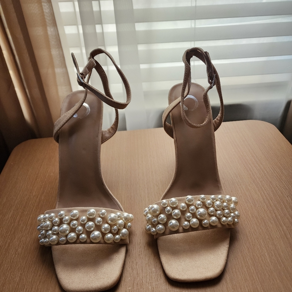 Journee Collection Tan Beige Microsuede Pearl Heel Sandals SZ 9.5 M - Picture 6 of 11